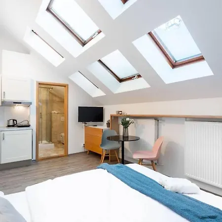 Delightful Old Town Apartment *